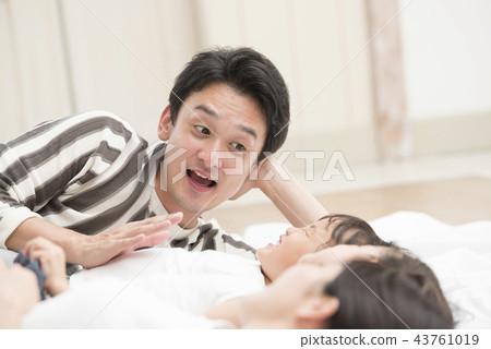 讓孩子入睡的父親 讓孩子入睡的父親 43761019
