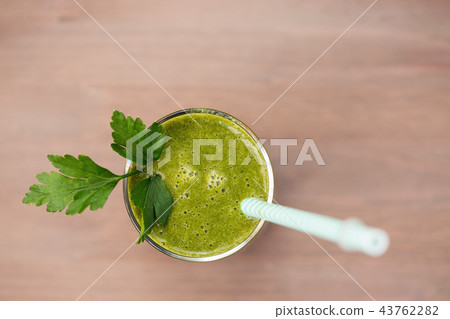 A green smoothie with parsley in a glass 43762282