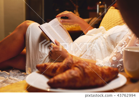 Pregnant woman  43762994