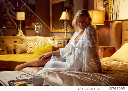 Pregnant woman  43762995