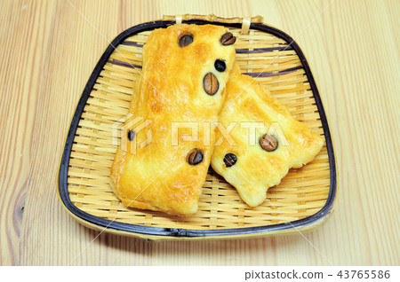 Bean curd nose 43765586