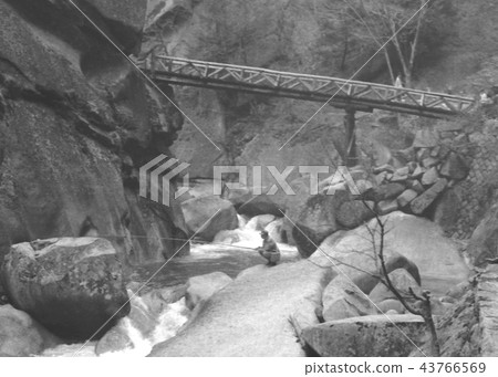 Scenery of Showa Kofu City, Yamanashi Prefecture Shosenkyo Rock and angler Showa 38 Scenery of Showa Kofu City, Yamanashi Prefecture Shosenkyo Rock and angler Showa 38 43766569