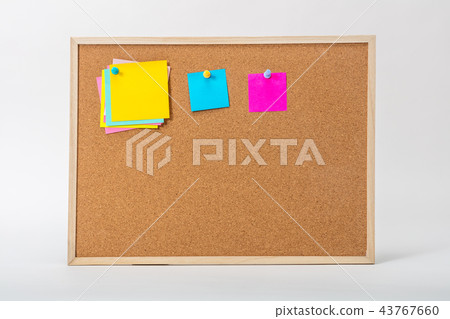 Blank sticky note on cork board 43767660