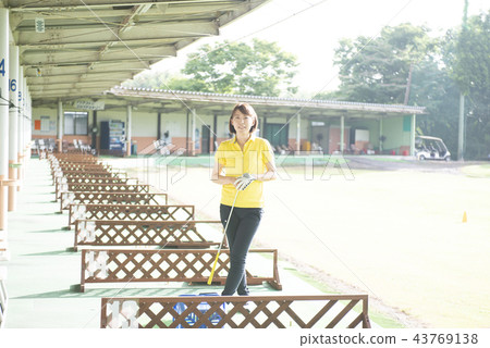 Women playing golf 43769138