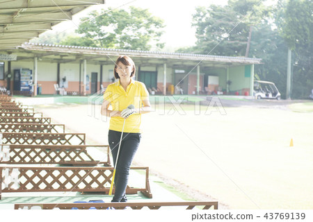 Women playing golf 43769139