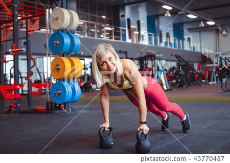 woman doing push-UPS 43770487