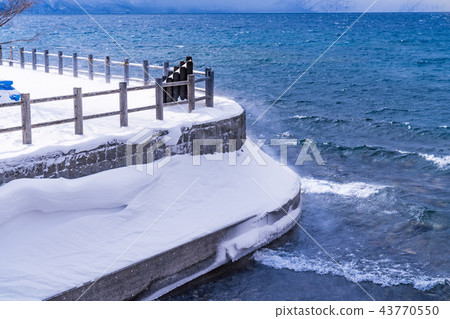 Lake Shikotsu in Hokkaido in winter 43770550
