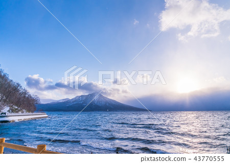 Sunset at Lake Shikotsu in Hokkaido in winter 43770555