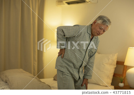 Senior male low back pain 43771815