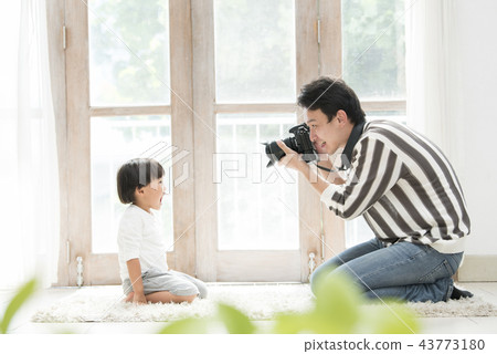 Dad taking a picture of a child 43773180