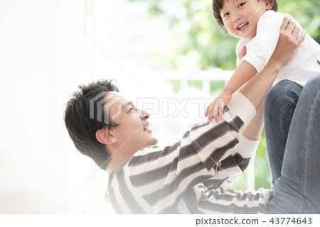爸爸和孩子一起玩 爸爸和孩子一起玩 43774643