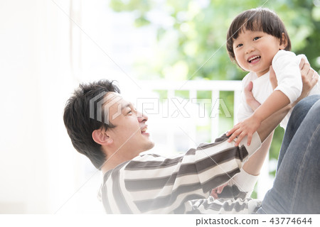 爸爸和孩子一起玩 43774644