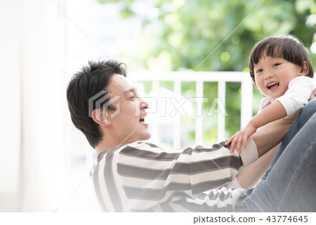 爸爸和孩子一起玩 爸爸和孩子一起玩 43774645