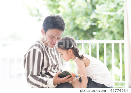 家長和孩子閱讀繪本 43774984