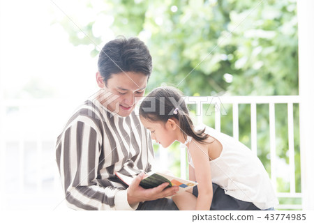 家長和孩子閱讀繪本 43774985