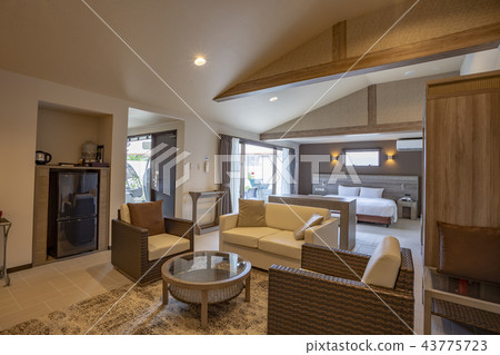 簡單的泳池別墅 43775723