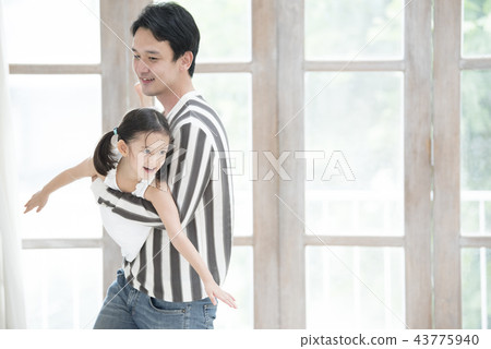 父母和孩子在客廳裡玩 父母和孩子在客廳裡玩 43775940