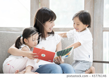 Parents and children reading picture books 43776146