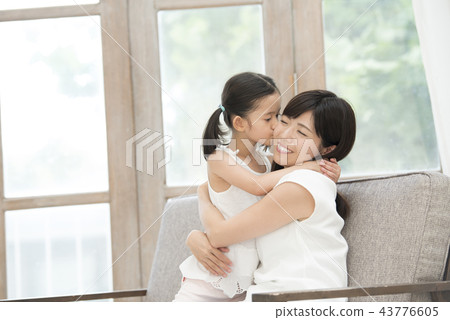 女孩與母親一起服用 女孩與母親一起服用 43776605
