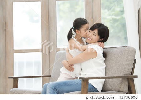 女孩與母親一起服用 女孩與母親一起服用 43776606