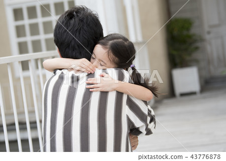 女孩歡迎她的父親 43776878
