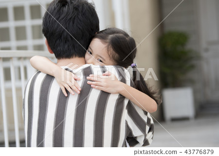 女孩歡迎她的父親 女孩歡迎她的父親 43776879