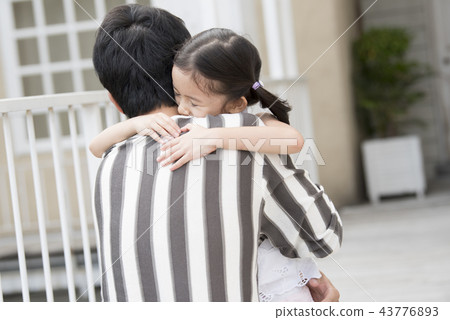 女孩歡迎她的父親 43776893