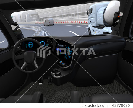 從在高速公路上行駛的自動駕駛卡車的駕駛員座位看到的圖像。 43778050