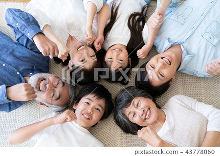 家庭三代人躺在家庭中 43778060