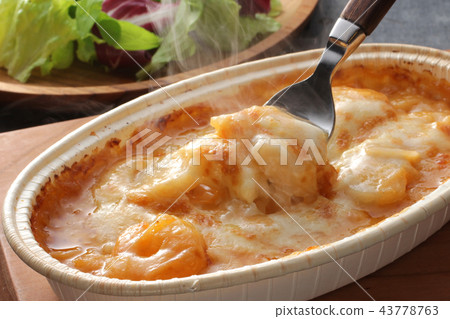Steaming hot gratin Steaming hot gratin 43778763