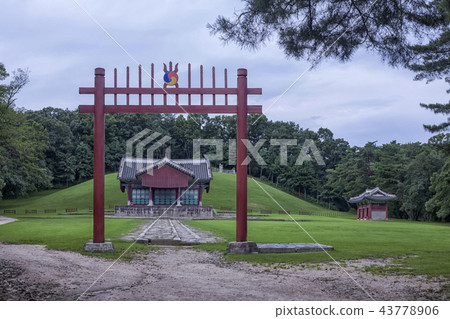 Wonneung, Guri Dongguanryung (Historic site No. 193), Guri-si, Gyeonggi-do 43778906
