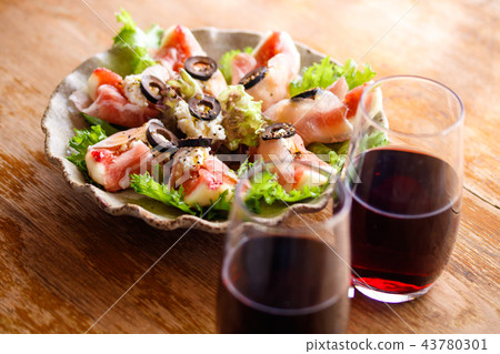 Fig and fresh ham salad 43780301