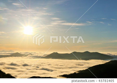 北海道朝日和浩瀚的雲海 43781405