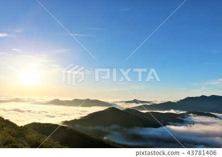 北海道朝日和浩瀚的雲海 43781406