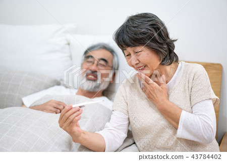 高級溫度計測量冷老人熱熱 高級溫度計測量冷老人熱熱 43784402
