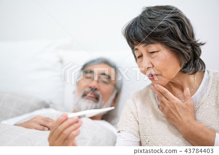 高級溫度計測量冷老人熱熱 高級溫度計測量冷老人熱熱 43784403