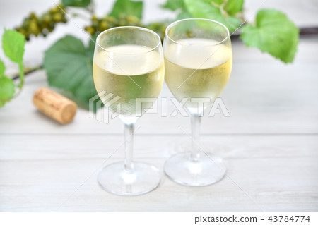 Attention) The grape leaves in the background are artificial flowers. Refreshing wine, white wine, wine glass table image. 43784774