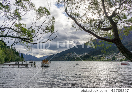 lake wakatipu view in queenstown 43789267