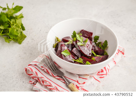 Baked beet salad with parsley and oil  43790552