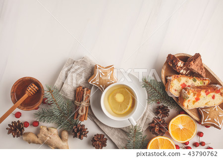 Christmas desserts of different countries  43790762