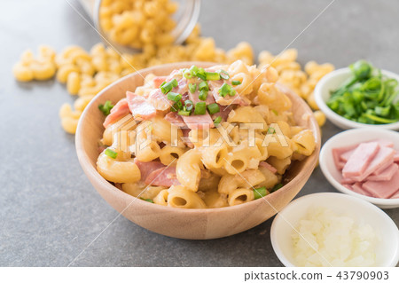 macaroni cheese and ham 43790903