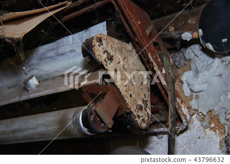 Old rusty mercury fluorescent lamp 43796632