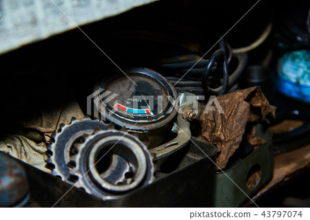 Old oil pressure gauge on the rack 43797074