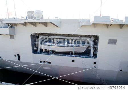 The escort ship "Izumo" mounted boat The escort ship "Izumo" mounted boat 43798034