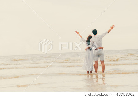 Couple going honeymoon on tropical beach in summer Couple going honeymoon on tropical beach in summer 43798302