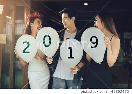 Group of asian young people holding balloon 43802470