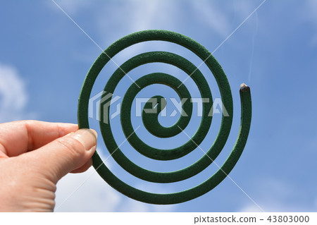 遞拿著蚊子卷,左手捲,藍天背景,圖像材料 遞拿著蚊子卷,左手捲,藍天背景,圖像材料 43803000