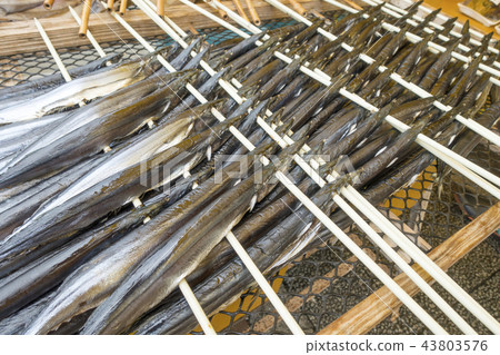 秋刀魚也可以用作食品，在日本，流行的秋刀魚代表秋的味道。 43803576