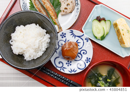 用餐日式早餐五十鈴Sanako Shimomo Shishamo雞蛋烤umeboshi 用餐日式早餐五十鈴Sanako Shimomo Shishamo雞蛋烤umeboshi 43804851