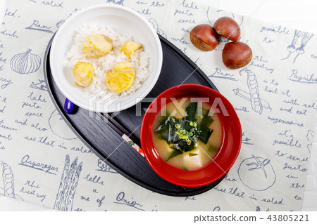 用餐日式早餐Issame Ichina栗子飯和味噌湯碗 用餐日式早餐Issame Ichina栗子飯和味噌湯碗 43805221